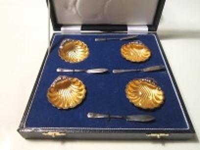 Vintage English silverplate four Butter Shells with four Sterling Silver spreaders in fitted case.