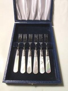 Vintage Mother of Pearl and English Silverplate set of six Fruit Forks in original fitted case. In mint condition. Vintage Mother of Pearl and English silverplate set of six Fruit Knives in original fitted case. In mint condition.